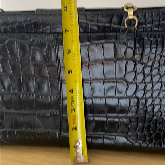 Leather structured bag with brushed gold hardware - Picture 7 of 7